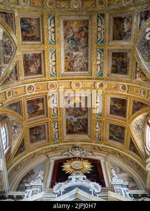 Alto soffitto dell'altare della chiesa di Gesú nuovo, Napoli Foto Stock