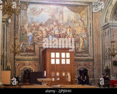 Francesco Solimena: Espulsione di Eliodoro dal Tempio, affresco sopra la porta della Chiesa di Gesù nuovo, Napoli Foto Stock