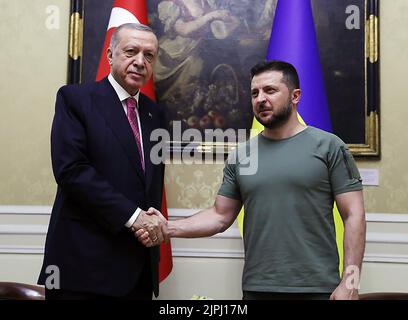 Lviv, Ucraina. 18th ago, 2022. Il presidente Tayyip Erdogan (L) scuote le mani con il presidente ucraino Volodymyr Zelensky (R) mentre si incontrano a Lviv, Ucraina. Giovedì 18 agosto 2022. Il presidente della Turchia Recep Tayyip Erdogan e il capo delle Nazioni Unite Antonio Guterres si riunivano nella città occidentale di Leopoli. Foto del Presidente Turco Ufficio Stampa /UPI Credit: UPI/Alamy Live News Foto Stock