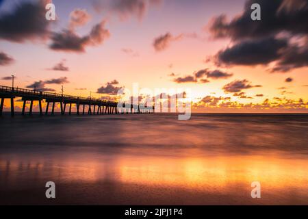 Un mare di un molo sull'Oceano Atlantico a Dania Beach, Florida, ad una bella alba Foto Stock