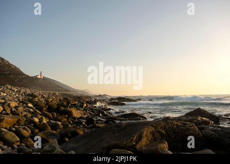 Costa rocciosa e faro di Cabo Silleiro a Bayona, Galizia, Spagna Foto Stock