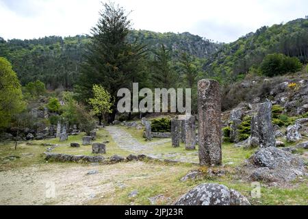 Pietre miliari granitiche in via XVIII, strada romana tra Braga e Astorga. Parque Natural Baixa Limia-Serra do Xures Galicia, Spagna Foto Stock