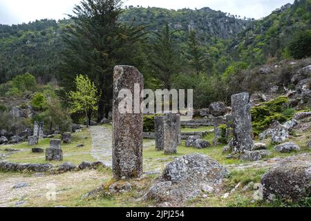 Pietre miliari granitiche in via XVIII, strada romana tra Braga e Astorga. Parque Natural Baixa Limia-Serra do Xures Galicia, Spagna Foto Stock