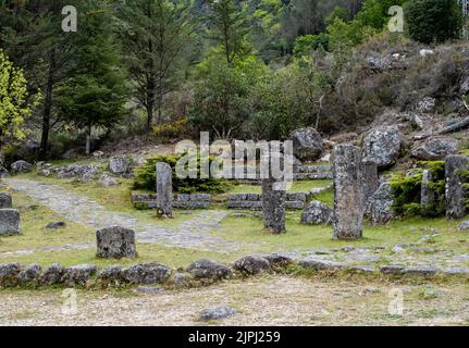 Pietre miliari granitiche in via XVIII, strada romana tra Braga e Astorga. Parque Natural Baixa Limia-Serra do Xures Galicia, Spagna Foto Stock