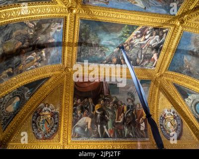 Palazzo reale di Napoli Sala del 'Grande Capitano', la pittura a soffitto di Giovan Battista Caracciolo del Grande Capitano conquista tutta la Calabria, e sotto gli Ambasciatori che offrono le chiavi della città di Napoli Foto Stock