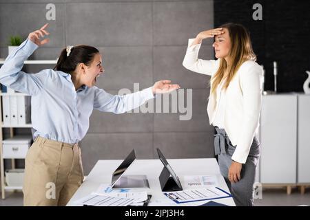 Ufficio litigare. Le donne lavoratrici si combattendo a vicenda Foto Stock