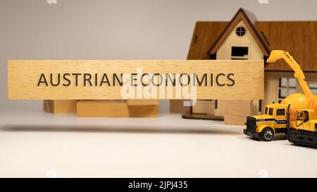 austria economia scritta su superficie di legno. Economia e finanza Foto Stock