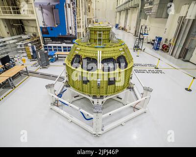 Kennedy Space Center, Florida, Stati Uniti. 2nd Feb, 2016. Il contenitore a pressione del modulo equipaggio Orion per Artemis i della NASA è fissato in una versione aggiornata di uno stativo di prova chiamato gabbia per uccelli. Credit: NASA/ZUMA Press Wire Service/ZUMAPRESS.com/Alamy Live News Foto Stock