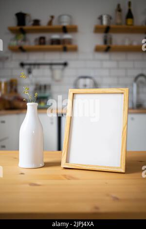 cornice vuota sulla tabella moderna della cucina mock su spazio per il vostro testo Foto Stock