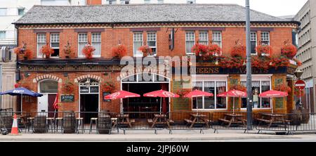 La casa pubblica Queens Vaults, Westgate Street, Cardiff. Data di agosto 2022. Estate. Foto Stock