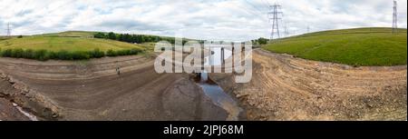 Un vecchio ponte viene rivelato durante il Baitings Reservoir durante una delle estati più calde del record UK 2022 Foto Stock