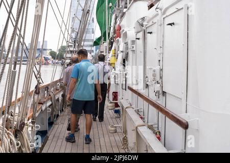 London Dockland UK, 18th agosto 2022. L'alta nave a vela della Marina indiana, l'INS Tarangini, un "barque a tre alberi" ha fatto una chiamata portuale a South Dock per gli ultimi giorni e parte oggi per l'Europa questo pomeriggio. Credit: Glosszoom/Alamy Live News Foto Stock