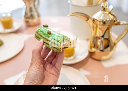 Pistacchio eclair e caffè arabo presso lo Specialist Middle Eastern Bafarat Cafe di Soho, Londra, Regno Unito Foto Stock