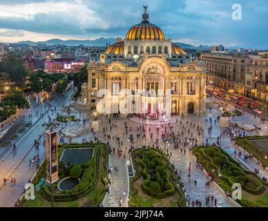 Vista notturna della sala concerti Palacio de Bellas Artes, Città del Messico, Messico Foto Stock