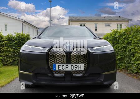 Bella vista esterna di BMW iX 40 sul posto di parcheggio di casa privata. Svezia. Foto Stock
