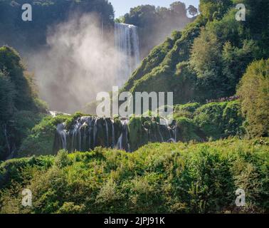 La cascata delle Marmore in una mattinata d'estate. Valnerina, Terni, Umbria, Italia. Foto Stock