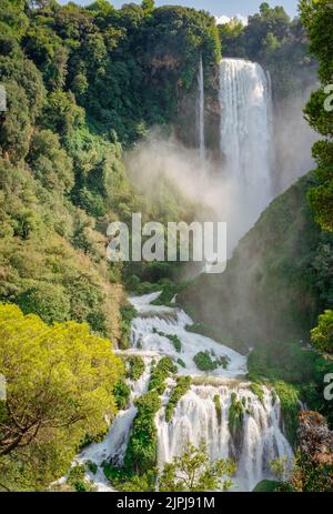 La cascata di Marmore con pieno flusso d'acqua. Valnerina, Terni, Umbria, Italia. Foto Stock