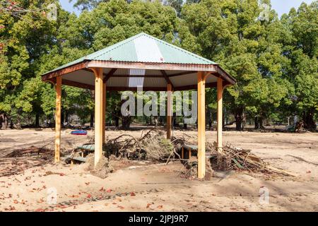 Fotografia dei danni in un parco ricreativo e pagode dopo l'alluvione nel fiume Hawkesbury nella cittadina di Wisemans Ferry in Australia Foto Stock