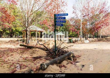 Fotografia dei danni in un parco ricreativo e pagode dopo l'alluvione nel fiume Hawkesbury nella cittadina di Wisemans Ferry in Australia Foto Stock