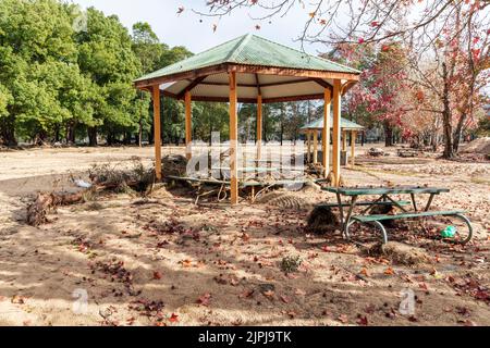 Fotografia dei danni in un parco ricreativo e pagode dopo l'alluvione nel fiume Hawkesbury nella cittadina di Wisemans Ferry in Australia Foto Stock