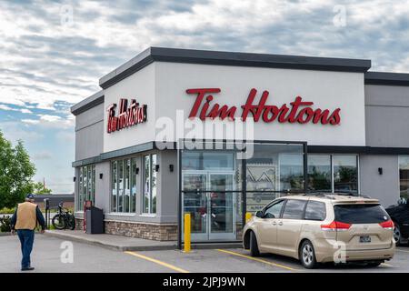 Pincher Creek, Alberta, Canada - 6 luglio 2022: Esterno di una caffetteria Tim Hortons, una famosa catena di ristoranti in Canada Foto Stock