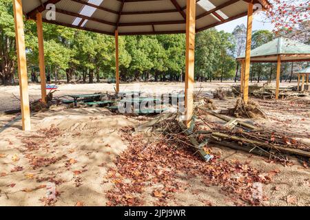 Fotografia dei danni in un parco ricreativo e pagode dopo l'alluvione nel fiume Hawkesbury nella cittadina di Wisemans Ferry in Australia Foto Stock