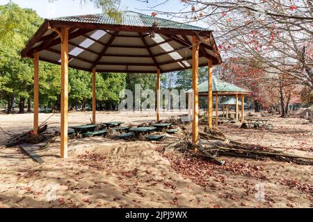 Fotografia dei danni in un parco ricreativo e pagode dopo l'alluvione nel fiume Hawkesbury nella cittadina di Wisemans Ferry in Australia Foto Stock