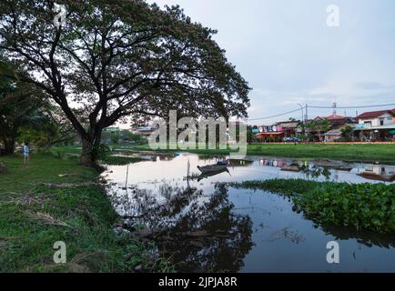 SIEM REAP - CAMBOGIA , 6 APRILE 2017. Vista del fiume Siem Reap che scorre attraverso Siem Reap e la vita locale. Foto Stock