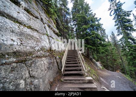 Ripida scalinata che conduce alla casa da tè del lago Agnes presso il lago Louise nel Parco Nazionale di Banff Foto Stock