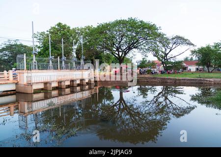 SIEM REAP - CAMBOGIA , 6 APRILE 2017. Vista del fiume Siem Reap che scorre attraverso Siem Reap e la vita locale. Foto Stock