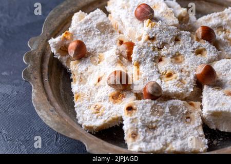 Delizioso dessert turco tradizionale; cezerye con nocciole e cocco (nome turco; Madonna Findikli) Foto Stock