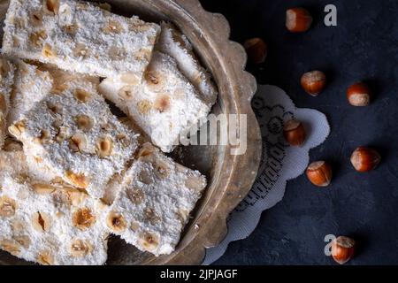 Delizioso dessert turco tradizionale; cezerye con nocciole e cocco (nome turco; Madonna Findikli) Foto Stock