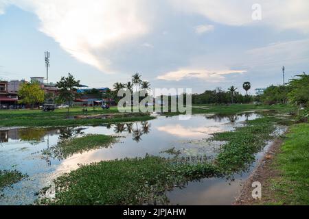 SIEM REAP - CAMBOGIA , 6 APRILE 2017. Vista del fiume Siem Reap che scorre attraverso Siem Reap e la vita locale. Foto Stock