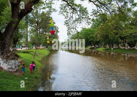 SIEM REAP - CAMBOGIA , 6 APRILE 2017. Fiume Siem Reap. Il fiume divide la città in due. Foto Stock