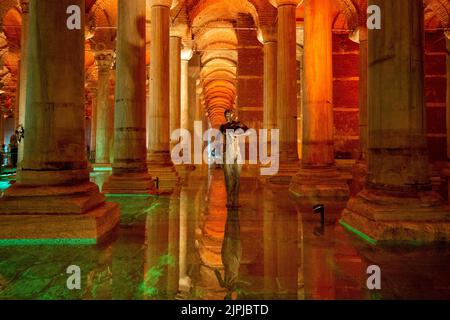 16 agosto 2022, istanbul, Istanbul, Turchia: Uno degli splendidi edifici storici di Istanbul è la Cisterna Basilica situata a sud-ovest di Hagia Sophia. Questa grande cisterna sotterranea costruita dall'imperatore bizantino Giustiniano i (527-565) fu chiamata Yerebatan Palace ere tra la gente a causa delle colonne di marmo che sorgeva dall'acqua e innumerevoli apparentemente simili. E' anche conosciuta come Cisterna Basilica in quanto nel luogo dove si trova la cisterna è presente una Basilica. (Credit Image: © Serkan Senturk/ZUMA Press Wire) Foto Stock