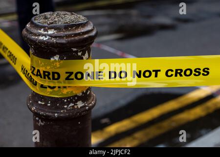 Nastro giallo di sicurezza e pericolo Foto Stock