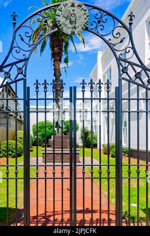 Una statua di Jean Baptiste LeMoyne Sieur de Bienville si trova nel Tercentenary Park, 13 agosto 2022, a Bay Saint Louis, Mississippi. Foto Stock