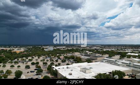 Cedar Park, Texas, Stati Uniti. 18th ago, 2022. I cieli si scuriscono mentre una tempesta si muove nella zona e inizia a cadere la prima pioggia misurabile in più di sei settimane sopra Cedar Park, Texas, 18 agosto 2022. Il sistema informativo integrato nazionale sulla siccità mostra che la maggior parte della contea di Williamson e il resto dell'area metropolitana di Austin rimangono in condizioni di "siccità eccezionale", mentre l'area ha vissuto il 2nd luglio più arida mai registrato. (Credit Image: © Scott Coleman/ZUMA Press Wire) Foto Stock