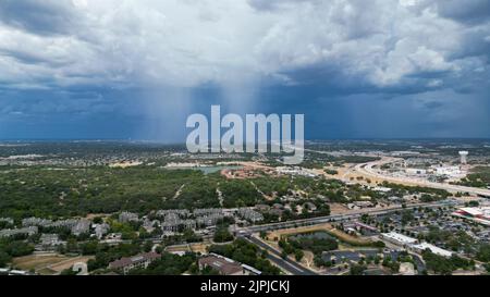 Cedar Park, Texas, Stati Uniti. 18th ago, 2022. I cieli si scuriscono mentre una tempesta si muove nella zona e inizia a cadere la prima pioggia misurabile in più di sei settimane sopra Cedar Park, Texas, 18 agosto 2022. Il sistema informativo integrato nazionale sulla siccità mostra che la maggior parte della contea di Williamson e il resto dell'area metropolitana di Austin rimangono in condizioni di "siccità eccezionale", mentre l'area ha vissuto il 2nd luglio più arida mai registrato. (Credit Image: © Scott Coleman/ZUMA Press Wire) Foto Stock