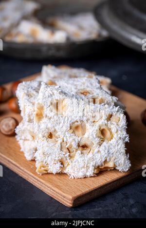 Delizioso dessert turco tradizionale; cezerye con nocciole e cocco (nome turco; Madonna Findikli) Foto Stock