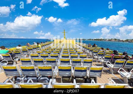 Messico, traghetto ad alta velocità Cozumel al terminal Cozumel in attesa di passeggeri a Playa del Carmen. Foto Stock