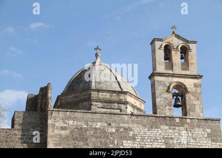 Carovigno, Italia. Vista esterna, con il campanile, della Chiesa di Sant'Anna del 17th° secolo. Foto Stock