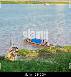 Case galleggianti tradizionali sul fiume Mekong. Persone che vivono sul battello fluviale. Le barche sono usate sia come pesca che come casa Foto Stock