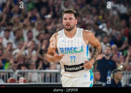 Ljubjlana, Slovenia. 17th ago, 2022. Luka Doncic #77 della Slovenia reagisce durante il basket internazionale amichevole tra Slovenia e Serbia all'Arena Stozice. Credit: SOPA Images Limited/Alamy Live News Foto Stock