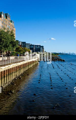 Yonkers, NY - 13 Agosto 2022 Vista del lungomare di Yonkers riprogettato. Fiancheggiata da ristoranti, appartamenti di lusso e spazi pubblici. Foto Stock