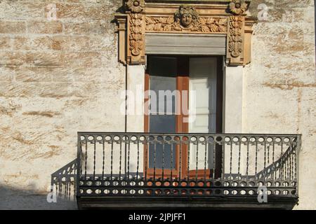 Bellissimi elementi decorativi intorno alle porte del balcone a Carovigno Foto Stock