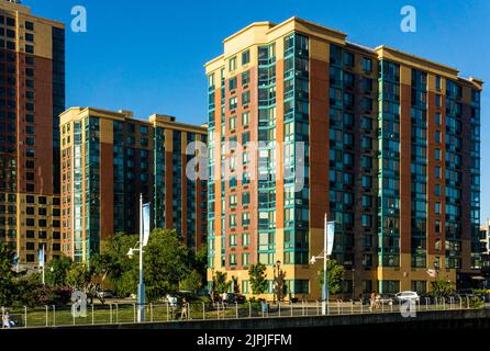 Yonkers, NY - 13 agosto 2022 Vista panoramica del Parco Nord di Hudson, appartamenti di lusso situati sul lungomare di Yonkers. Foto Stock