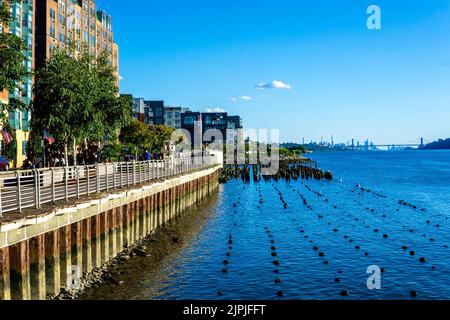 Yonkers, NY - 13 agosto 2022 Vista panoramica del lungomare di Yonkers riprogettato. Fiancheggiata da ristoranti, appartamenti di lusso e spazi pubblici. Foto Stock