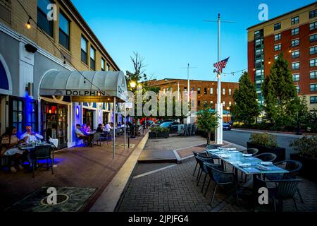 Yonkers, NY - USA - 13 Agosto 2022 Vista orizzontale della piazza esterna di fronte all'elegante ristorante sul fiume, il Dolphin Restaurant, situato in posizione Foto Stock