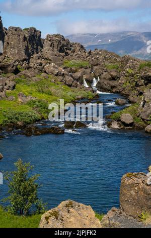 Bláskógabyggð, Islanda - Luglio 2,2022 Vista verticale della piscina Drowning o Drekkingarhylur, situato nel Parco Nazionale di Þingvellir (Thingvellir), situato Foto Stock